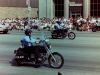 Bevæbnet politi er med i paraden, de kører på Ford motorcykler, naturligvis, vi er jo i Henry Fords by, og det er Ford som har sponsoreret dem.