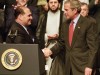 Guido tildeler her præsidentkandidat George Bush (junior) nøglen til Dearborn i ca. 2000. Året efter blev Bush indsat som præsident