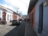 En gade med brolægning i Antigua