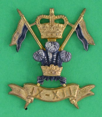 armée 9TH Queen's Royal Lanciers Cap Badge sur une Crème Coussin Chenille 2 Tailles